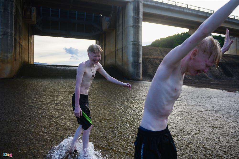 Thế giới riêng của cặp song sinh bạch tạng hiếm có ở Hà Tĩnh-12