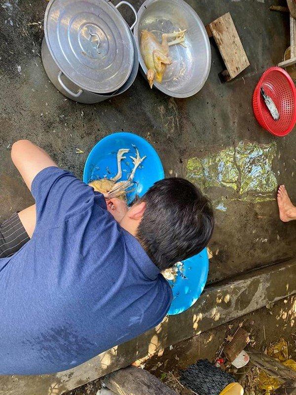 Phan Mạnh Quỳnh vào bếp đun nước, làm gà nhoay nhoáy, rể thế này bố mẹ vợ nào chẳng ưng!-3