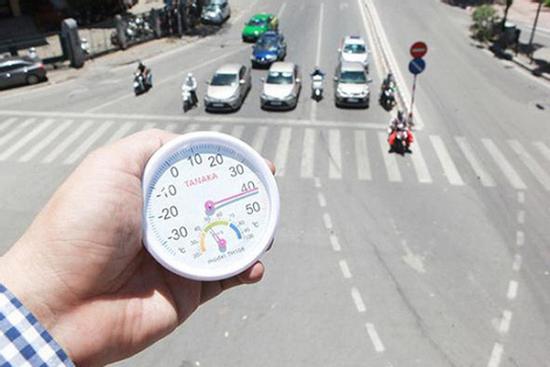 Hà Nội nắng nóng đặc biệt gay gắt với nhiệt độ trên 39 độ C và các cảnh báo của chuyên gia