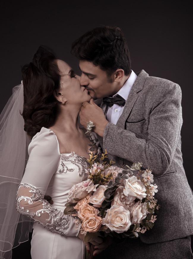 Cô dâu 65 tuổi ở Đồng Nai và chồng Tây 28 tuổi bí mật tổ chức đám cưới màu trắng?-2