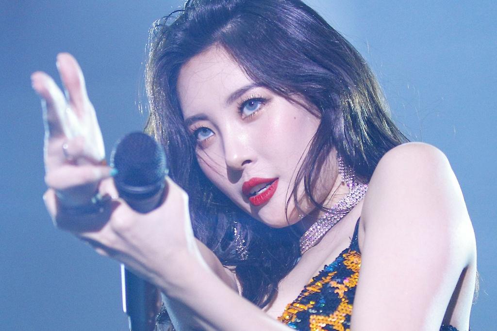 Sunmi tiếp tục gặp sóng gió khi cô không còn sự hậu thuẫn của JYP. Tuy vậy, Sunmi lại trở thành tâm điểm khi hit Gashina ra đời. Nhan sắc và thần thái đỉnh cao của Sunmi trong ca khúc nhận phản hồi tích cực từ fan. Từ đó, danh hiệu “nữ hoàng sexy” được gắn liền với Sunmi.