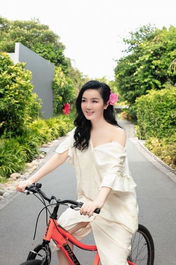 Body nuột nà của Hoa hậu Đền Hùng Giáng My khi diện bikini ở tuổi 49-10