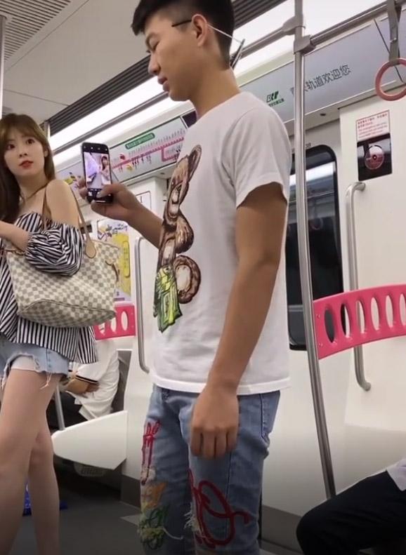 Chụp trộm tấm hình khi gặp gái xinh trên tàu, thanh niên nhận ngay cái kết nhớ đời-2