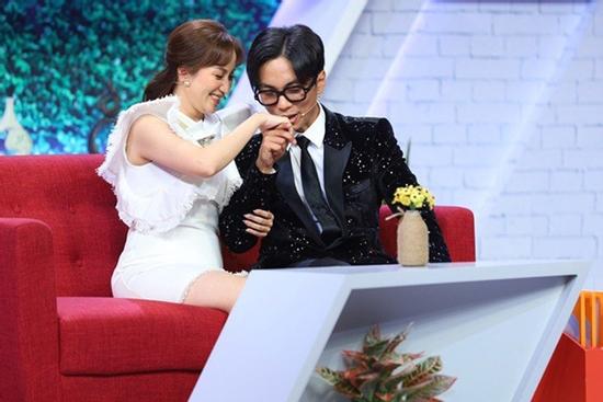 Chồng Khánh Thi suốt ngày nghe: 'Sao mày lấy vợ già thế, nó đào mỏ nhà mày đấy!'