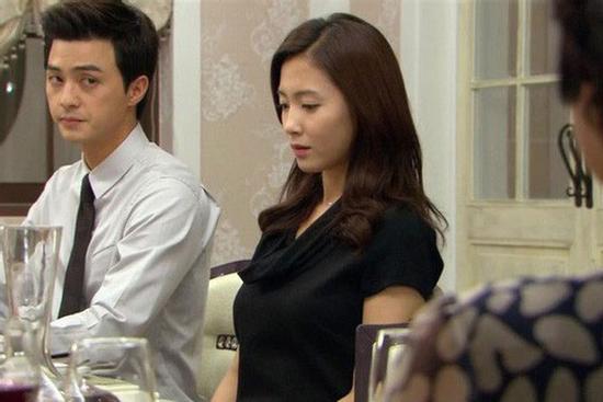 Nhận mật báo từ thám tử, mẹ anh quỳ sụp dưới chân tôi xin tha thứ