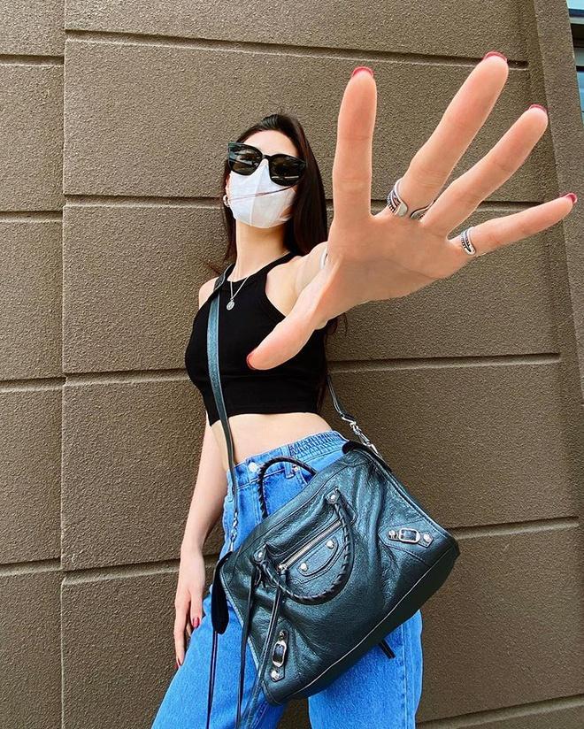 Hoa hậu Khánh Vân nhón chân tạo dáng khó như siêu mẫu Coco Rocha-7