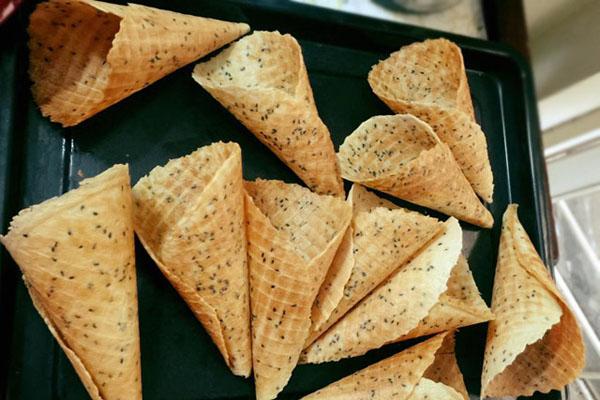 Mì trộn trứng xúc xích đậm sốt kiểu Hàn-1