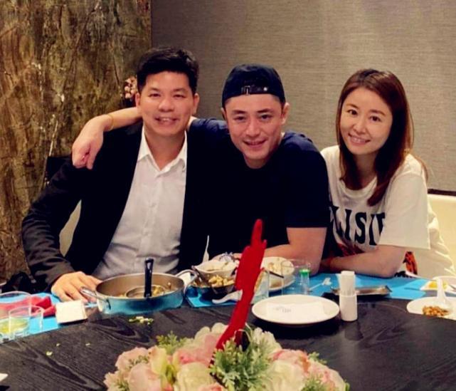 Dù tăng cân và xuống sắc nhưng Hoắc Kiến Hoa lại được dân tình khen vì có hành động này khi ở cạnh bà xã-1