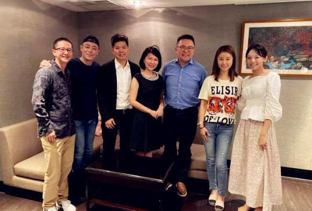 Dù tăng cân và xuống sắc nhưng Hoắc Kiến Hoa lại được dân tình khen vì có hành động này khi ở cạnh bà xã-2