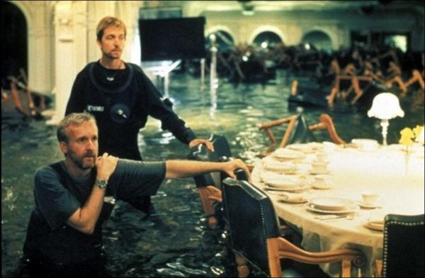 Sức khỏe James Cameron và các trợ lý cũng giảm sút bởi sự lăn xả hết mình cho các cảnh quay. Khi những bức ảnh hậu trường được công bố, khán giả đã bày tỏ sự ngưỡng mộ tay làm phim cạo gội.