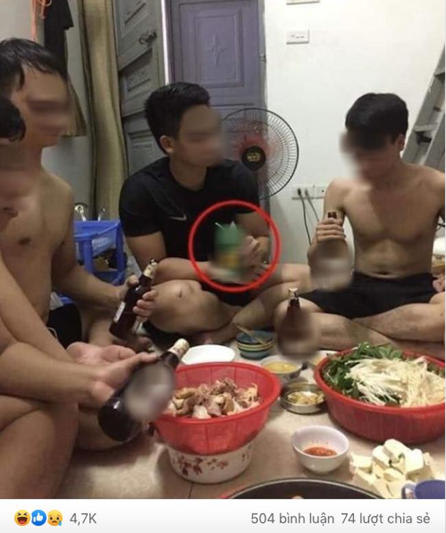 Bức ảnh tụ họp trông bình thường nhưng đạt viral khủng nhờ thứ đặc biệt nam thanh niên cầm trên tay-1