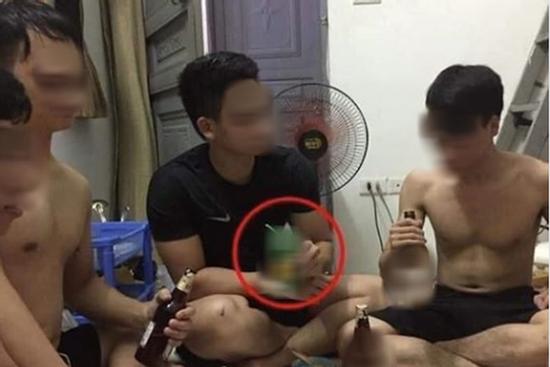 Bức ảnh tụ họp trông bình thường nhưng đạt viral 'khủng' nhờ thứ đặc biệt nam thanh niên cầm trên tay