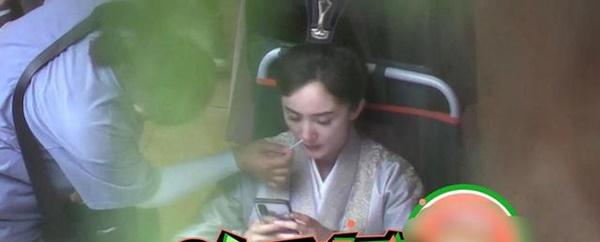 Dương Mịch cau có khó chịu ở hậu trường, netizen cà khịa: Ủa mới thắng kiện mà chị ơi!-2