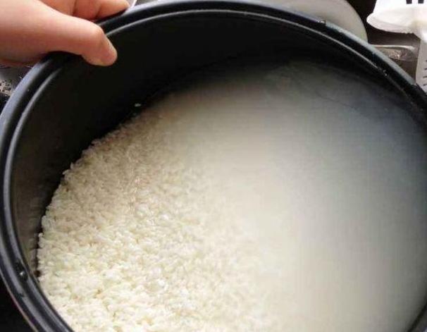 Vo gạo bao lần là đủ, nấu cơm bằng nước sôi hay lạnh? Nhiều người làm sai nên không ngon-1