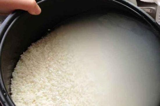 Vo gạo bao lần là đủ, nấu cơm bằng nước sôi hay lạnh? Nhiều người làm sai nên không ngon