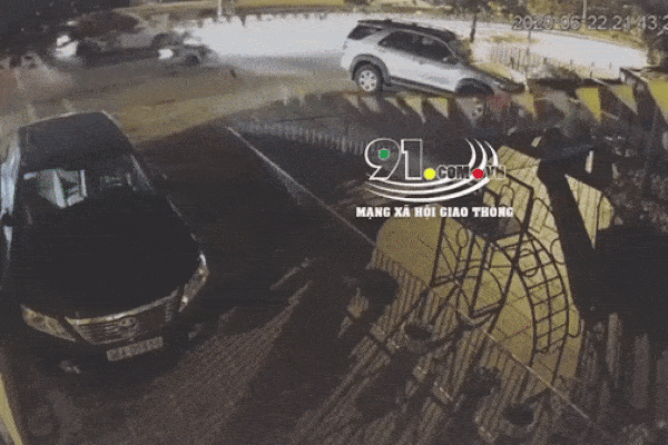 Clip: Xe khách chở 30 học sinh đi chụp ảnh kỷ yếu lật giữa đường ở Sầm Sơn-1