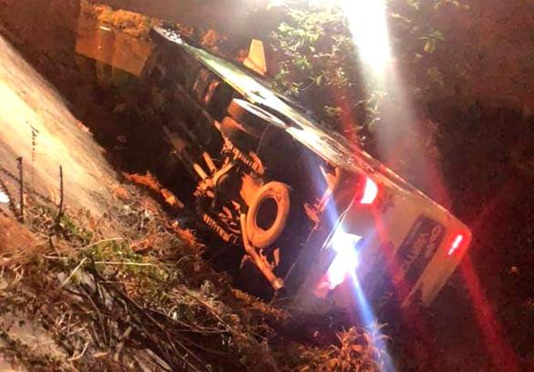 Clip: Xe khách chở 30 học sinh đi chụp ảnh kỷ yếu lật giữa đường ở Sầm Sơn-2