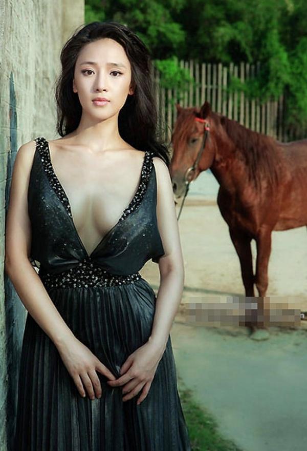 “Tôi lo sợ vì bản thân chưa bao giờ diễn cảnh nóng trước máy quay. Trong các buổi tập ở trường, giáo viên nói rằng tôi chỉ có một con đường này để thể hiện năng lực của bản thân. Và đây cũng là cơ hội để tôi học hỏi kinh nghiệm diễn xuất. Vì vậy, tôi đã quyết định thử”, Châu Hiển Hân chia sẻ.