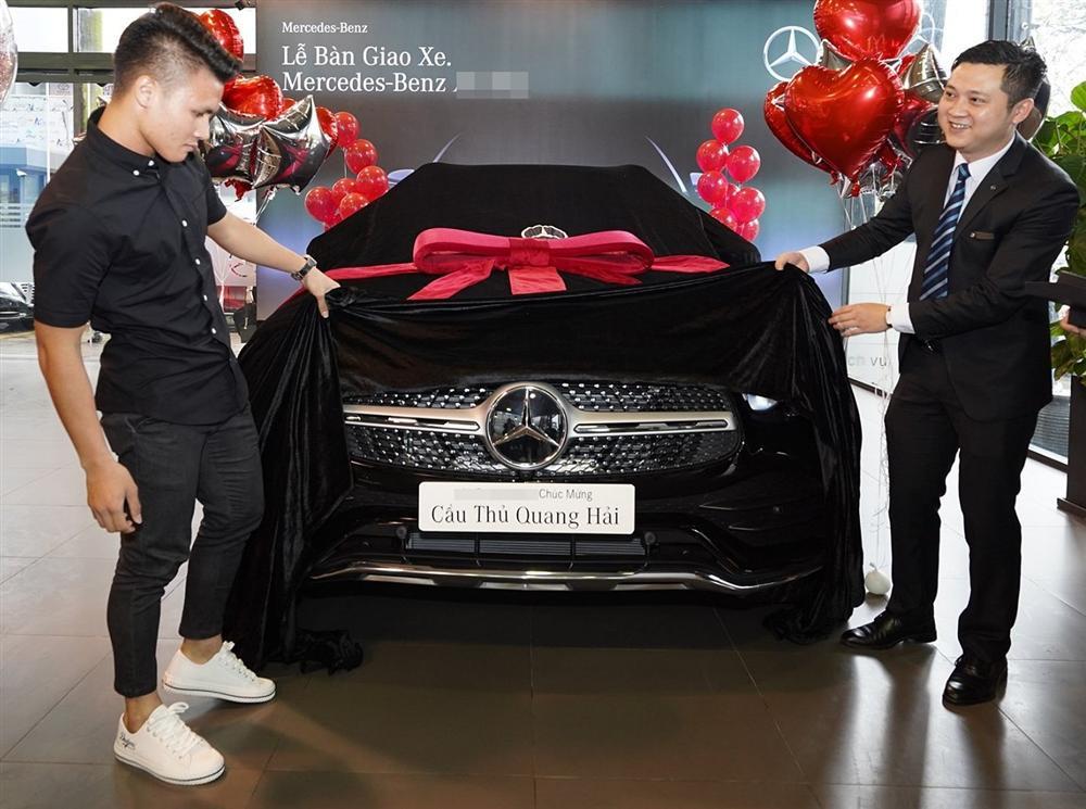 Ngắm lại Mercedes giá 2,4 tỷ đồng Quang Hải dùng để nhún nhảy Hồ Tây với dàn gái xinh-1