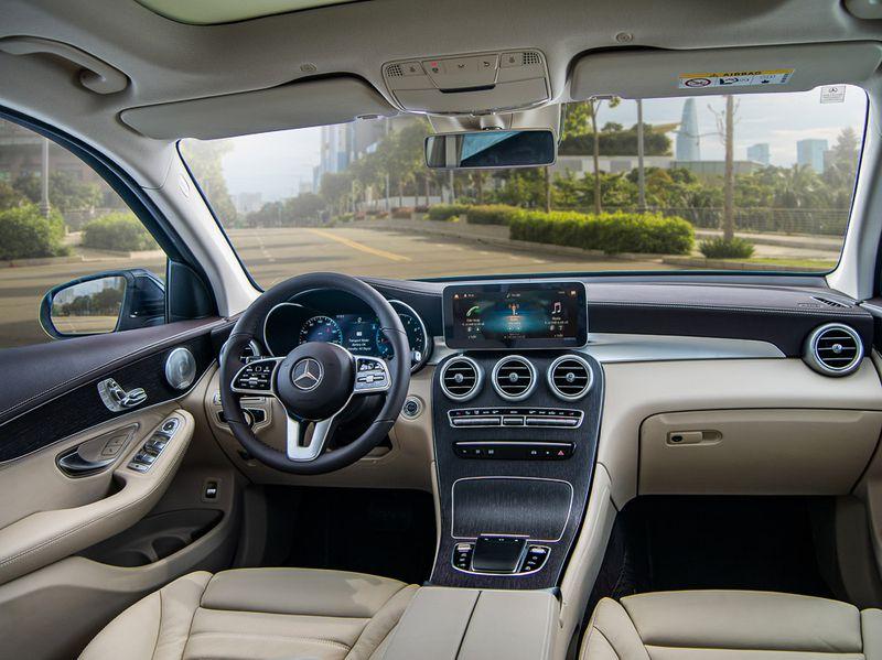 Ngắm lại Mercedes giá 2,4 tỷ đồng Quang Hải dùng để nhún nhảy Hồ Tây với dàn gái xinh-4