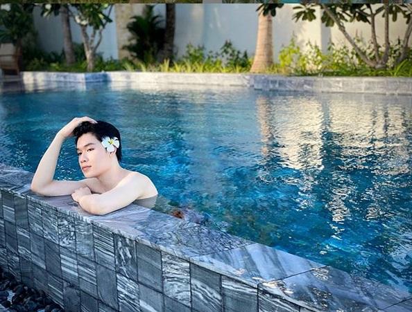 Vừa gây lú với hình tượng giả gái giống chị Mỹ Tâm, Quang Trung lại khoe ảnh cài hoa tắm bể ướt át-2