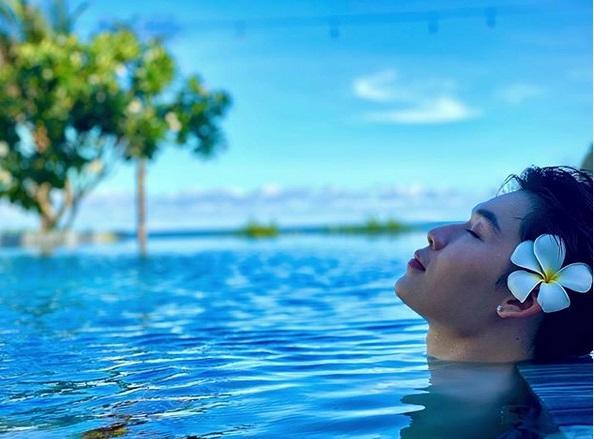 Vừa gây lú với hình tượng giả gái giống chị Mỹ Tâm, Quang Trung lại khoe ảnh cài hoa tắm bể ướt át-3