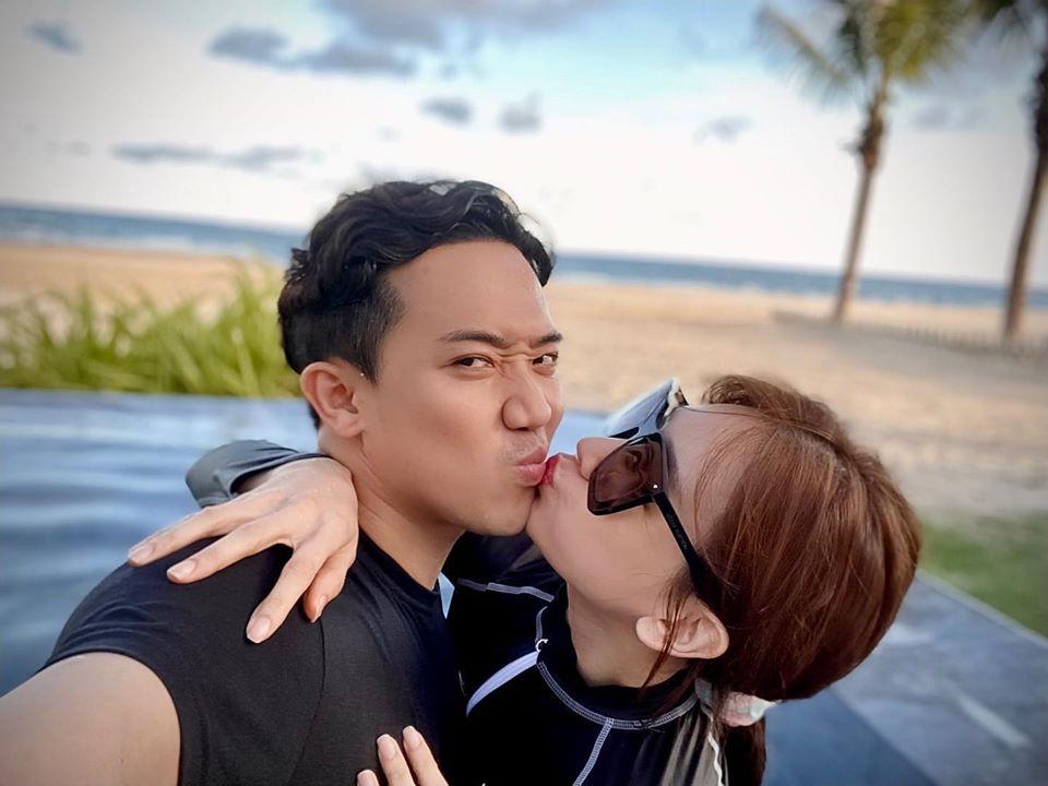 Hari Won ăn mặc kín mít khi cưỡng hôn Trấn Thành ở bể bơi-1