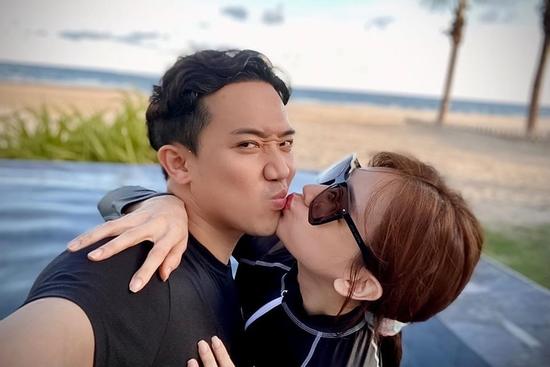 Hari Won ăn mặc kín mít khi cưỡng hôn Trấn Thành ở bể bơi