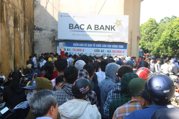 Trời nóng hơn 40 độ nhưng Nhật Linh vẫn cố ra sân cổ vũ chồng, Văn Đức lo lắng vợ bầu bị đói-3