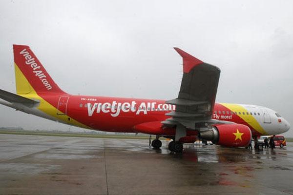 Nữ hành khách ném điện thoại vào tiếp viên vì bị nhắc nhở-1