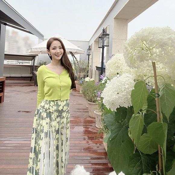 Học Park Min Young cách diện đồ với tông màu nổi cực xinh mà không bị quê-2