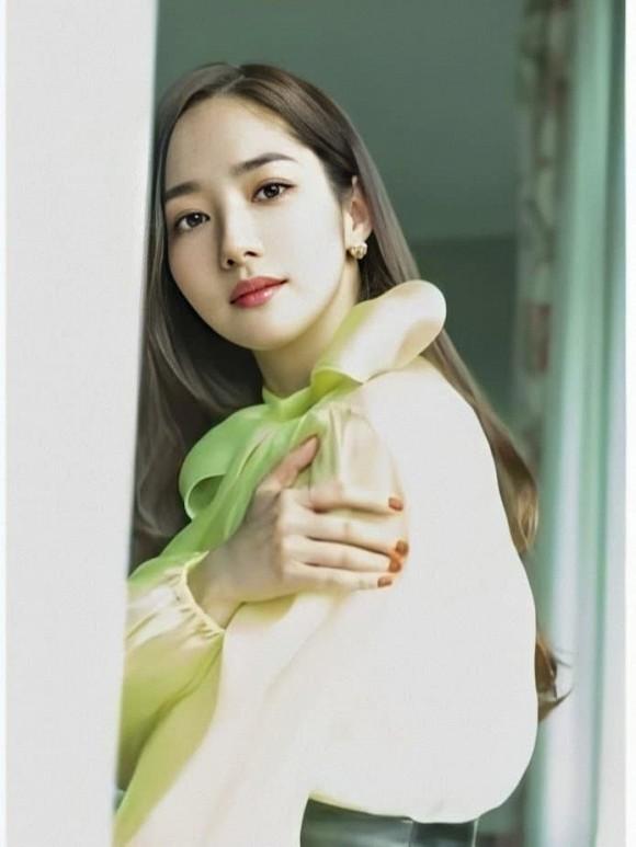 Học Park Min Young cách diện đồ với tông màu nổi cực xinh mà không bị quê-3