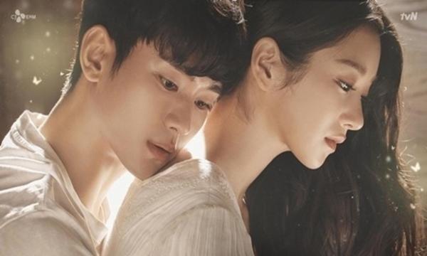 Trong series lên sóng hôm 19/6, Kim Soo Hyun vào vai điều dưỡng viên Kang Tae; Seo Ye Ji vào vai nữ nhà văn nổi tiếng Ko Moon Young của dòng văn học thiếu nhi. Mang tổn thương từ nhỏ vì hoàn cảnh gia đình, Moon Young mắc chứng rối loạn nhân cách chống đối xã hội, cư xử lạnh nhạt và tàn nhẫn với người khác. Sau lần Moon Young dùng dao làm Kang Tae bị thương, hai người nhiều lần hội ngộ. Sự quen biết từ nhỏ của hai người cũng được đề cập tới một cách chưa rõ ràng.