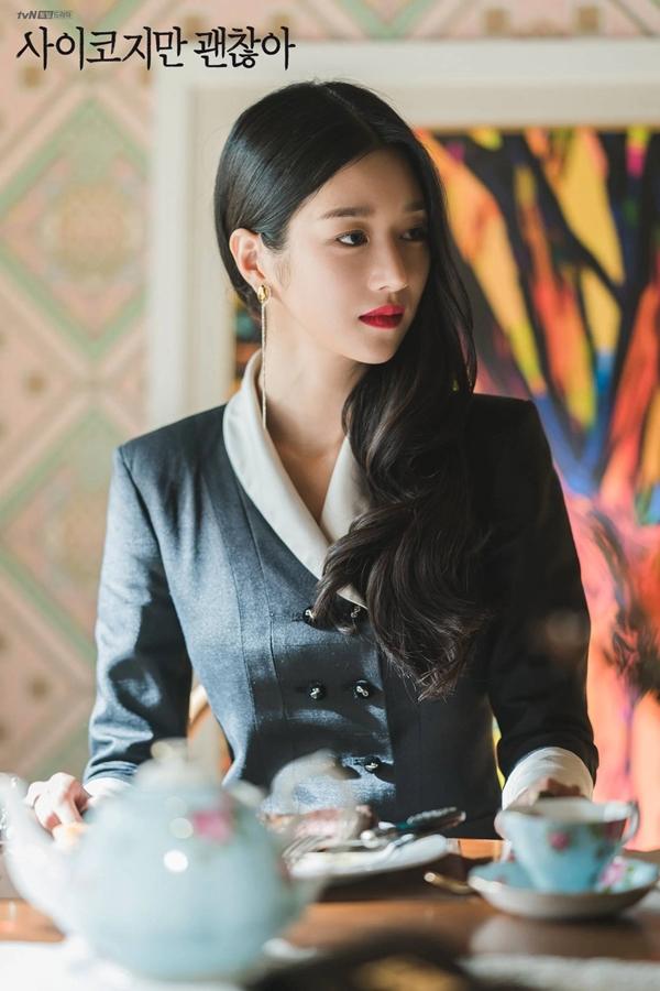 Seo Ye Ji vốn không theo đuổi hào quang showbiz. Cô du học ngành báo chí ở Tây Ban Nha ba năm với ước mơ trở thành phát thanh viên. Trong một lần về nước để thẩm mỹ răng, cô tình cờ được một chuyên gia đào tạo ngôi sao phát hiện, ngỏ ý hợp tác. Không hứng thú với công việc diễn xuất và cũng vấp phải sự phản đối từ gia đình, Seo Ye Ji từ chối lời mời này, trở lại châu Âu chuyên tâm học tiếp.