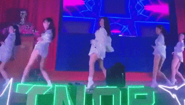 Mẹ bầu 5 tháng Đông Nhi quẩy cực sung, HHen Niê ngồi dưới liên tục phấn khích-1