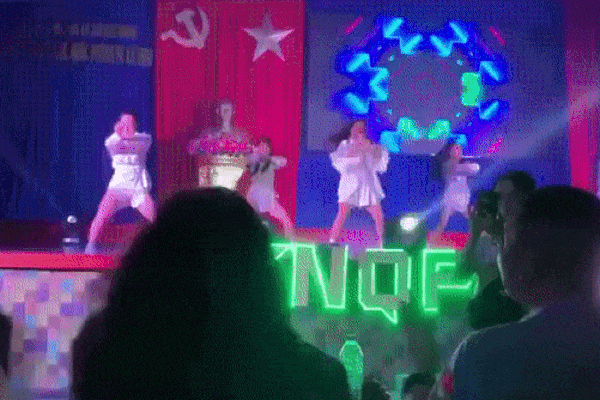 Mẹ bầu 5 tháng Đông Nhi 'quẩy' cực sung, H'Hen Niê ngồi dưới liên tục phấn khích