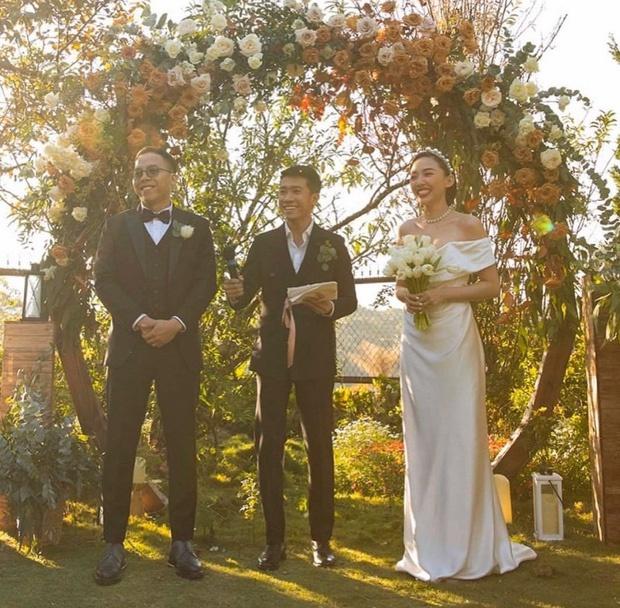 Ảnh nét căng hiếm hoi trong hôn lễ nhà thờ của Tóc Tiên - Hoàng Touliver-3