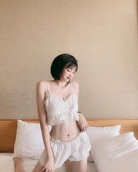 Ngọc Trinh cũng phải lép vế khi đụng hàng đồ ngủ ren với hot mom từng đẻ 2 nhóc-1