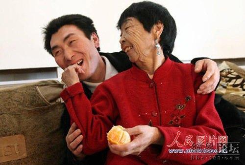 Cô dâu 59 tuổi cưới chồng trẻ 26 tuổi bị cả làng dè bỉu 24 năm trước giờ ra sao?-1