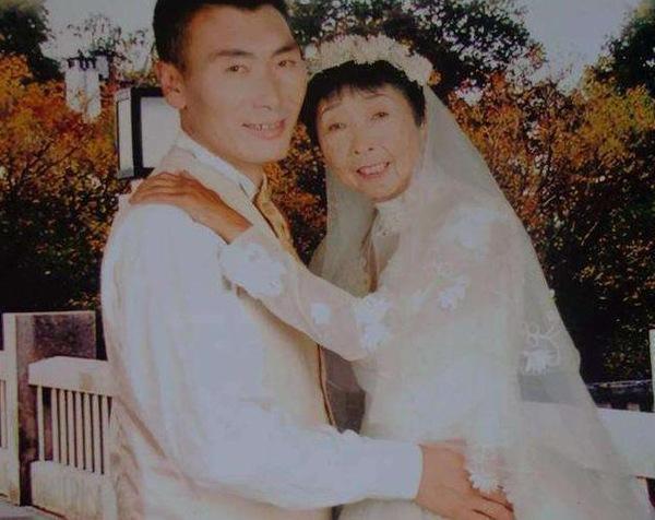 Cô dâu 59 tuổi cưới chồng trẻ 26 tuổi bị cả làng dè bỉu 24 năm trước giờ ra sao?-2