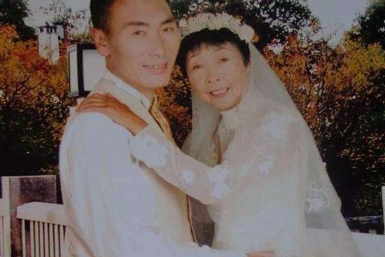 Cô dâu 59 tuổi cưới chồng trẻ 26 tuổi bị cả làng dè bỉu 24 năm trước giờ ra sao?