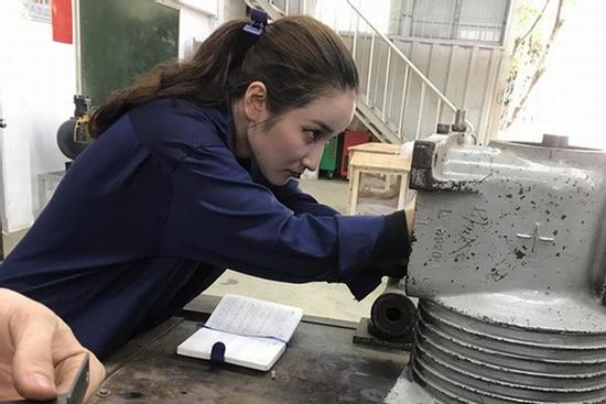 Chỉ với một bức ảnh trong giờ học, nữ sinh kỹ thuật khiến các chàng trai nể sợ