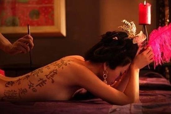 Vén màn bí mật cảnh 'nóng' trong phim: Đồ 'bảo hộ' không ngờ che phần nhạy cảm