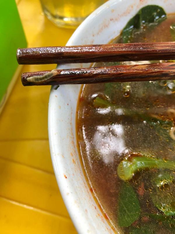 Cô gái rợn người khi thấy lũ sâu bò lổm ngổm trên rau trong bát mì và thái độ của chủ quán-2