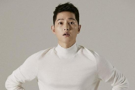 Song Joong Ki tập pilates mỗi sáng, nhịn ăn để trẻ hơn