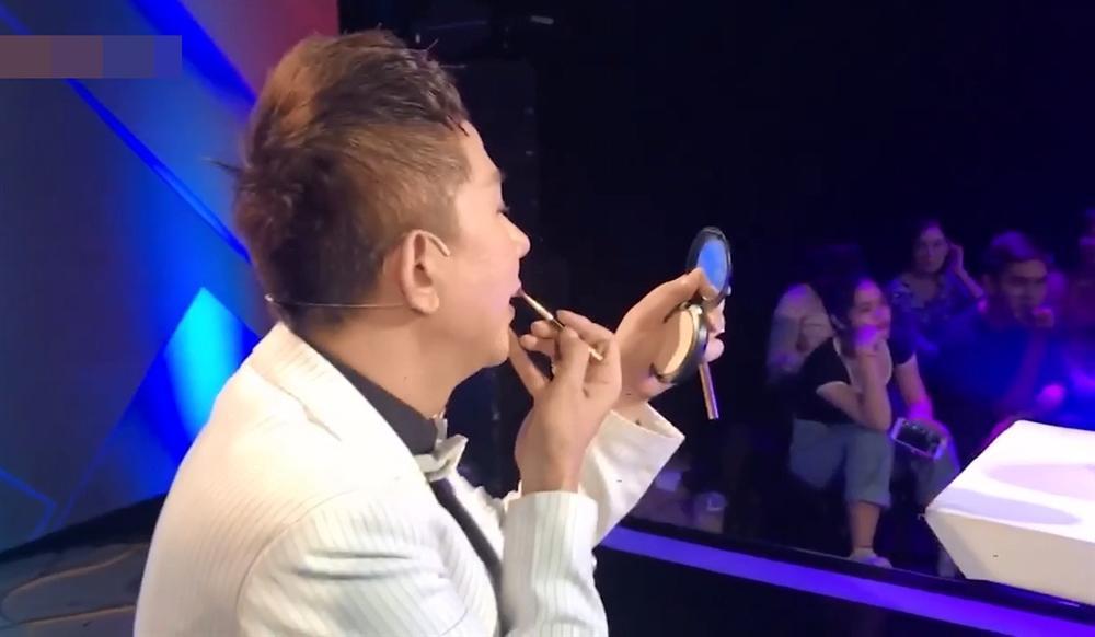 Giật mình với lượng mỹ phẩm thủ trong quần áo Long Nhật khi đi quay hình-2