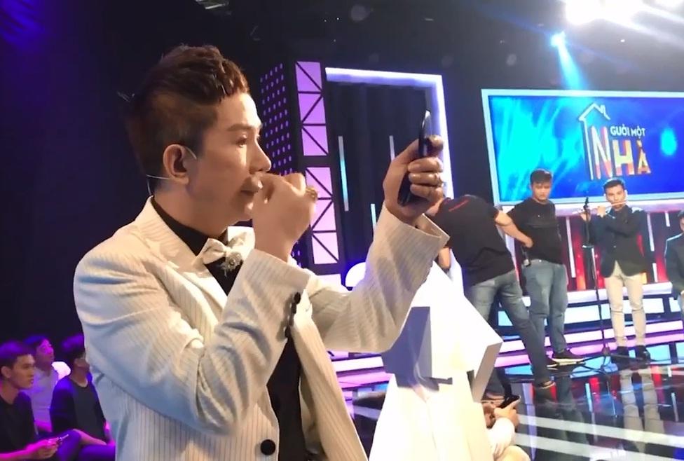 Giật mình với lượng mỹ phẩm thủ trong quần áo Long Nhật khi đi quay hình-1