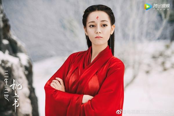 Địch Lệ Nhiệt Ba vốn được đánh giá cao ở phim cổ trang. Cô thường mang đến cho khán giả vẻ đáng yêu, tinh nghịch hay mang thiên hướng gì đó một chút trẻ con.