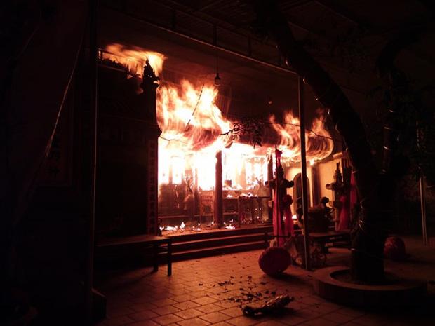 Đền Tam Quan Lâm Du, Long Biên bốc cháy ngùn ngụt giữa đêm-2