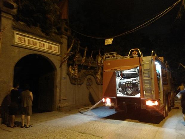 Đền Tam Quan Lâm Du, Long Biên bốc cháy ngùn ngụt giữa đêm-5